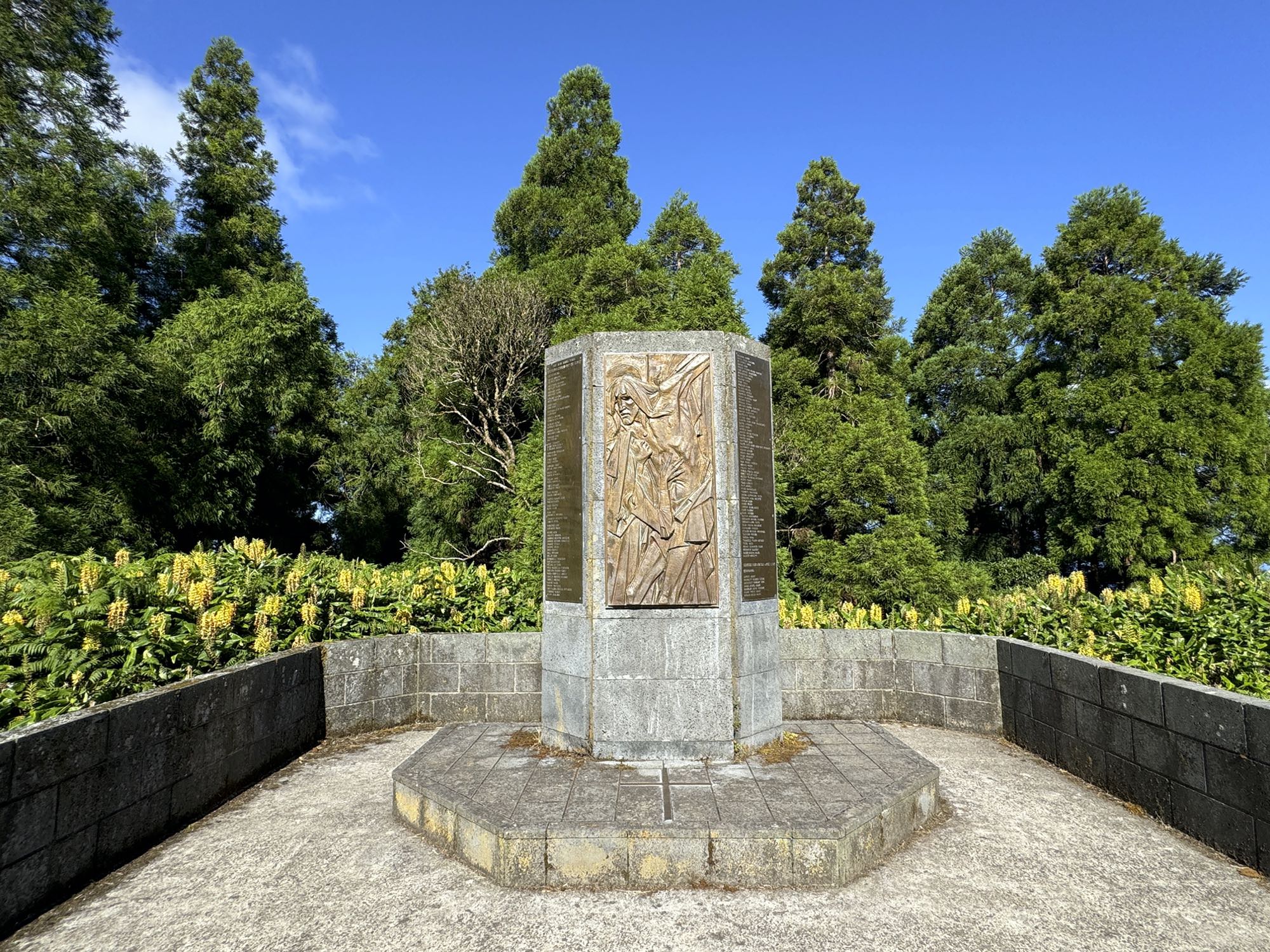Denkmal am Nordgipfel des Pico Alto
