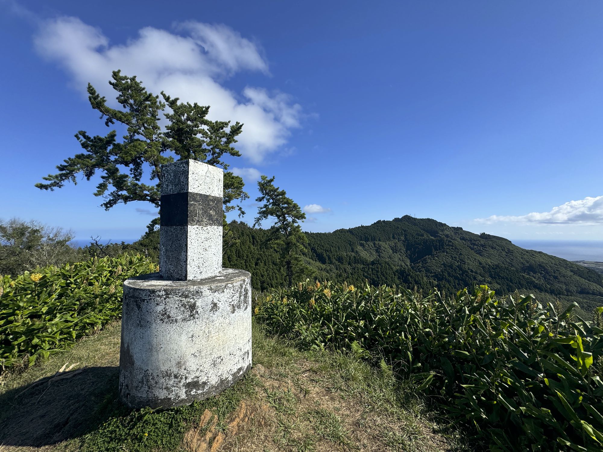 Vom Pico da Caldeira reicht der Blick zurück zum Pico Alto