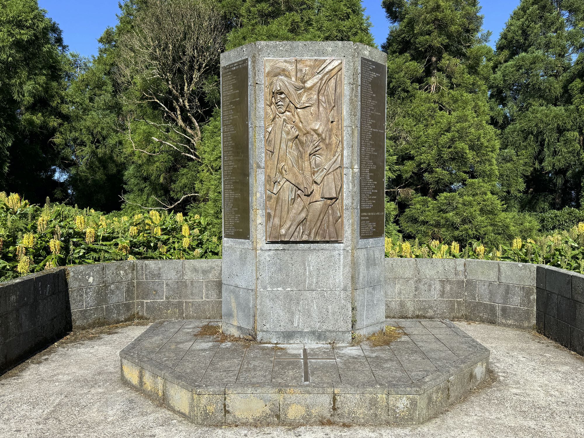 Denkmal am Nordgipfel des Pico Alto