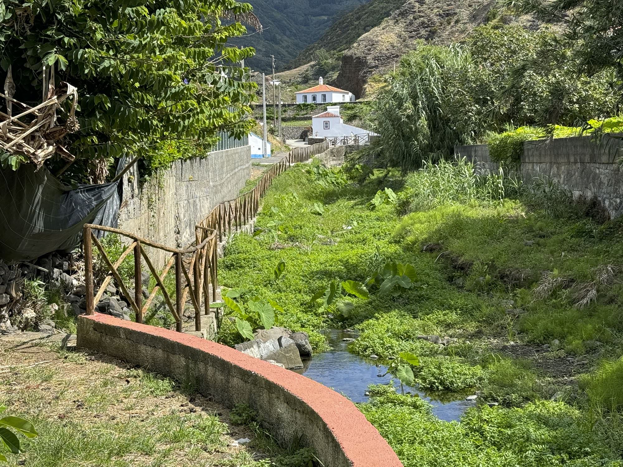 am Ribeira do Farropo in Praia Formosa