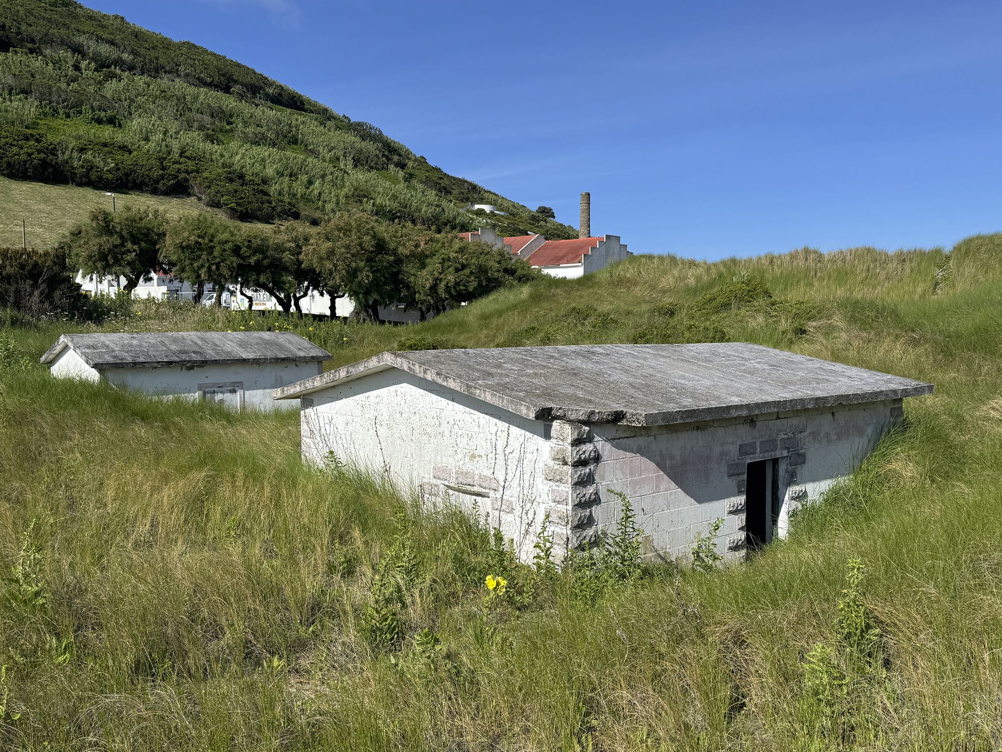 Die alten Kabelkopfstationen verschwinden in den Sanddünen