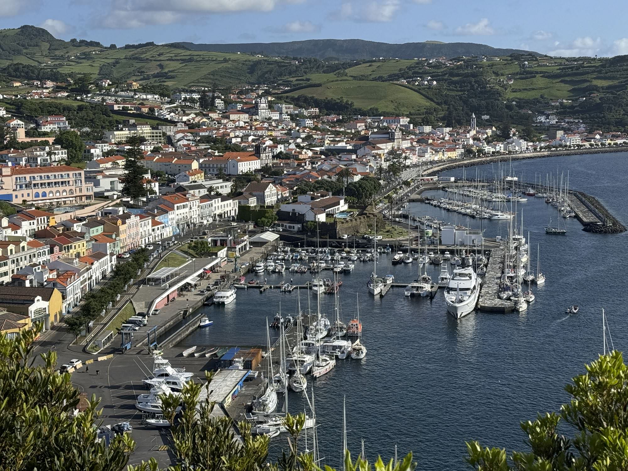 Blick auf Horta vom Monte Queimado