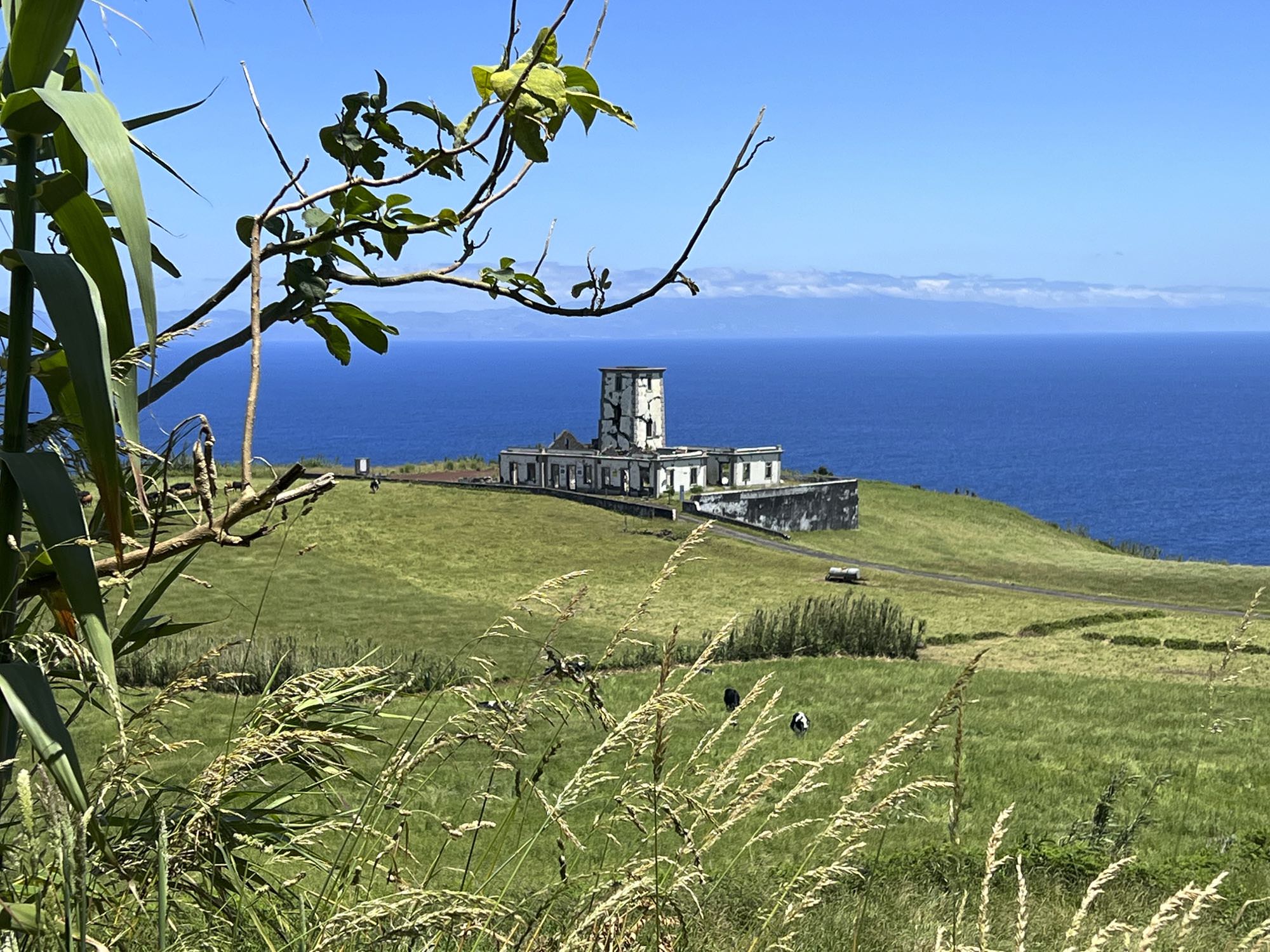 Der Leuchtturm von Ribeirinha ist seit dem Erdbeben 1998 eine Ruine