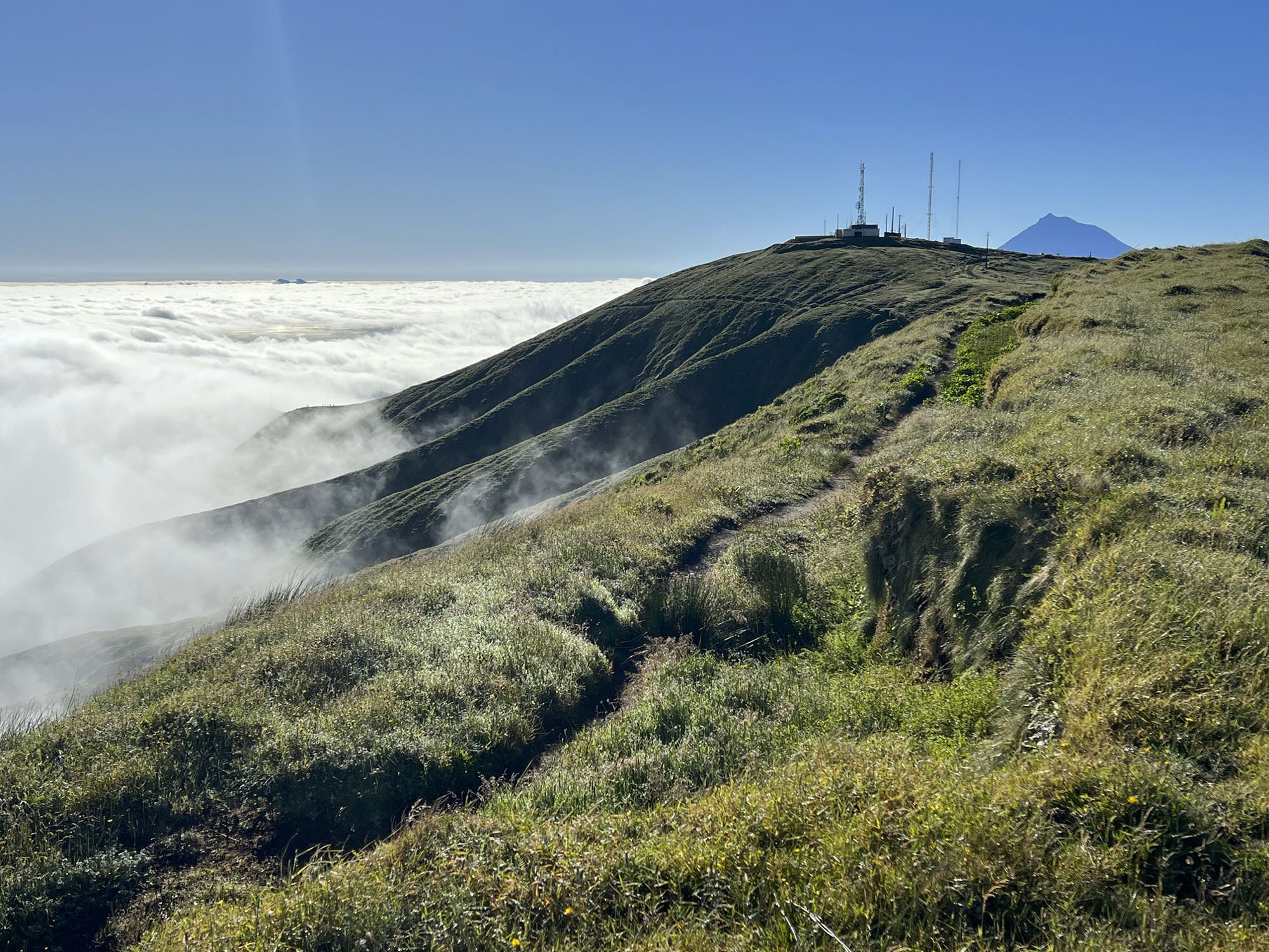 Der Cabeço Gordo erhebt sich über dem Wolkenmeer