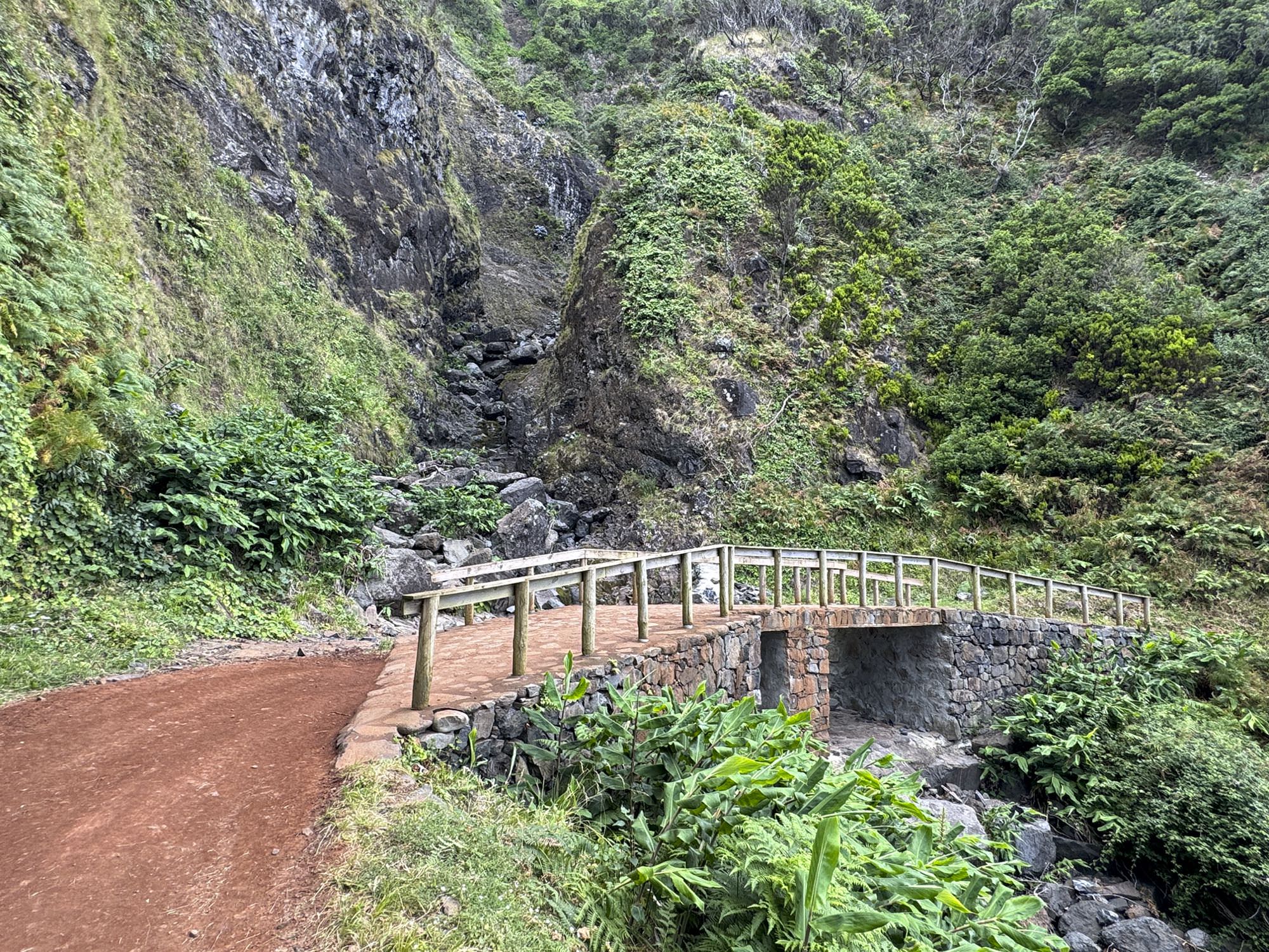 Cruce de arroyo entre Fajã dos Tijolos y Fajã do Belo