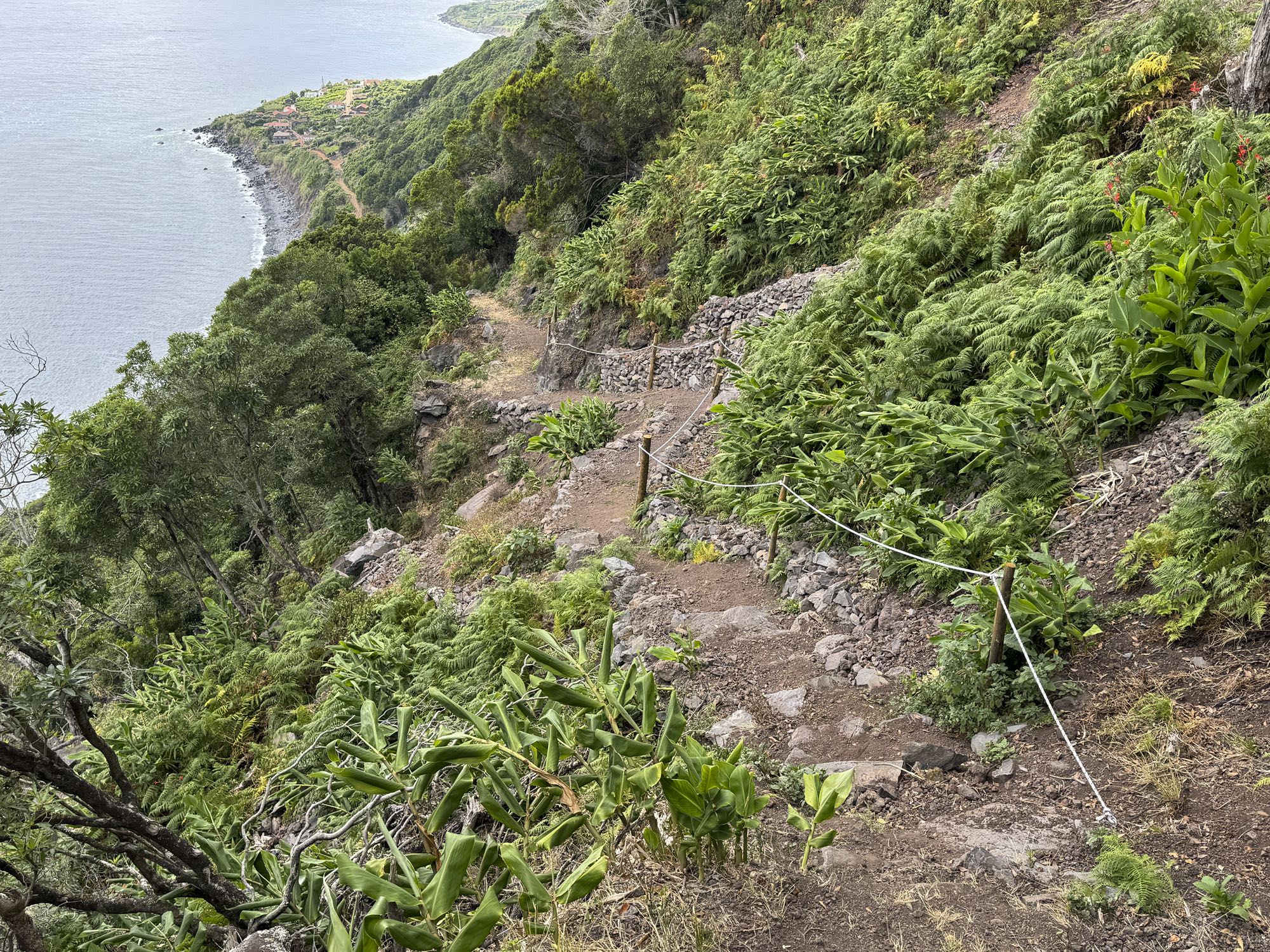 Hangrutschung am Weg von Fajã do Cavalete nach Loural