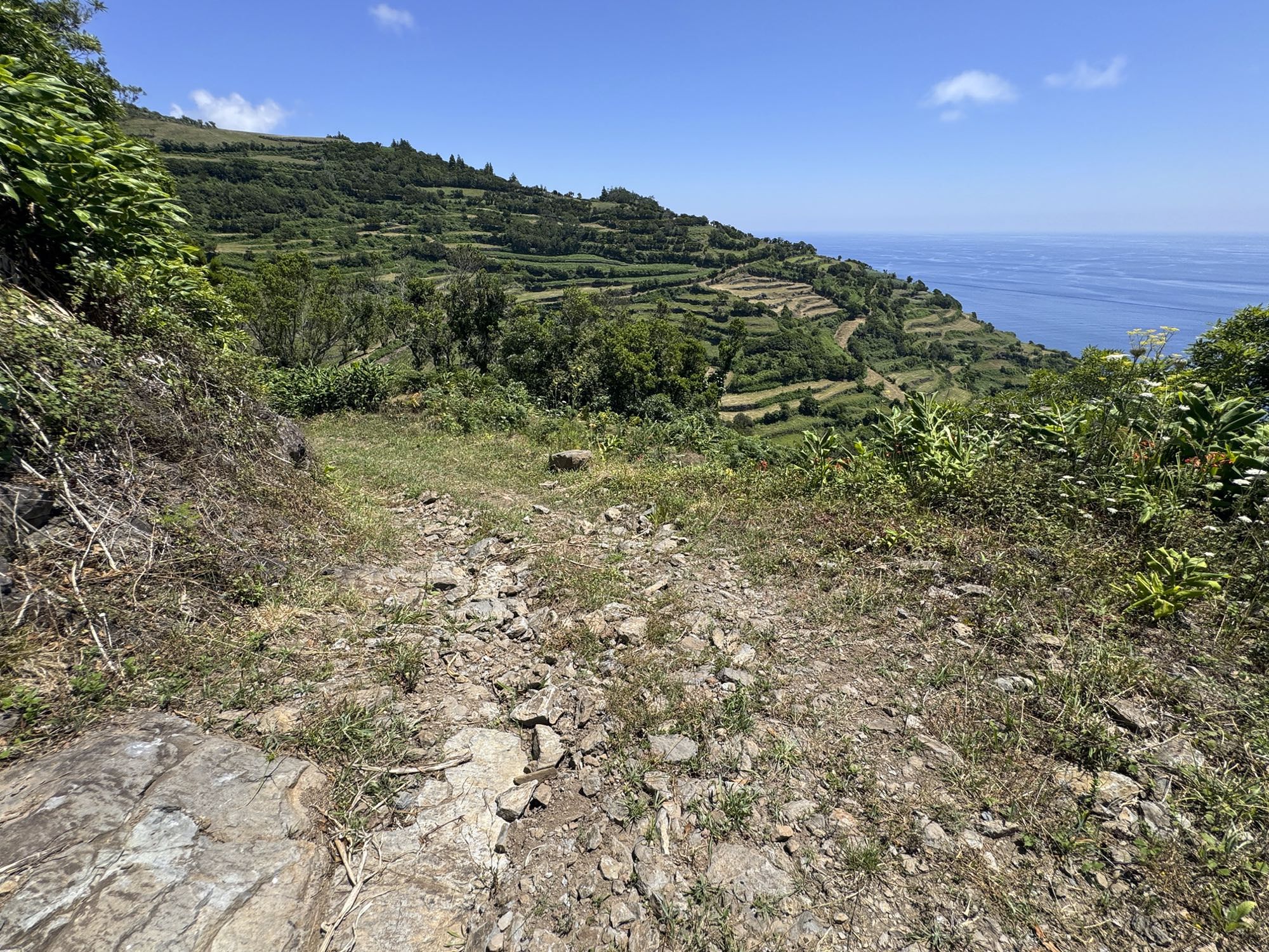 Abstieg ins weite Tal des Ribeira de São Tomé