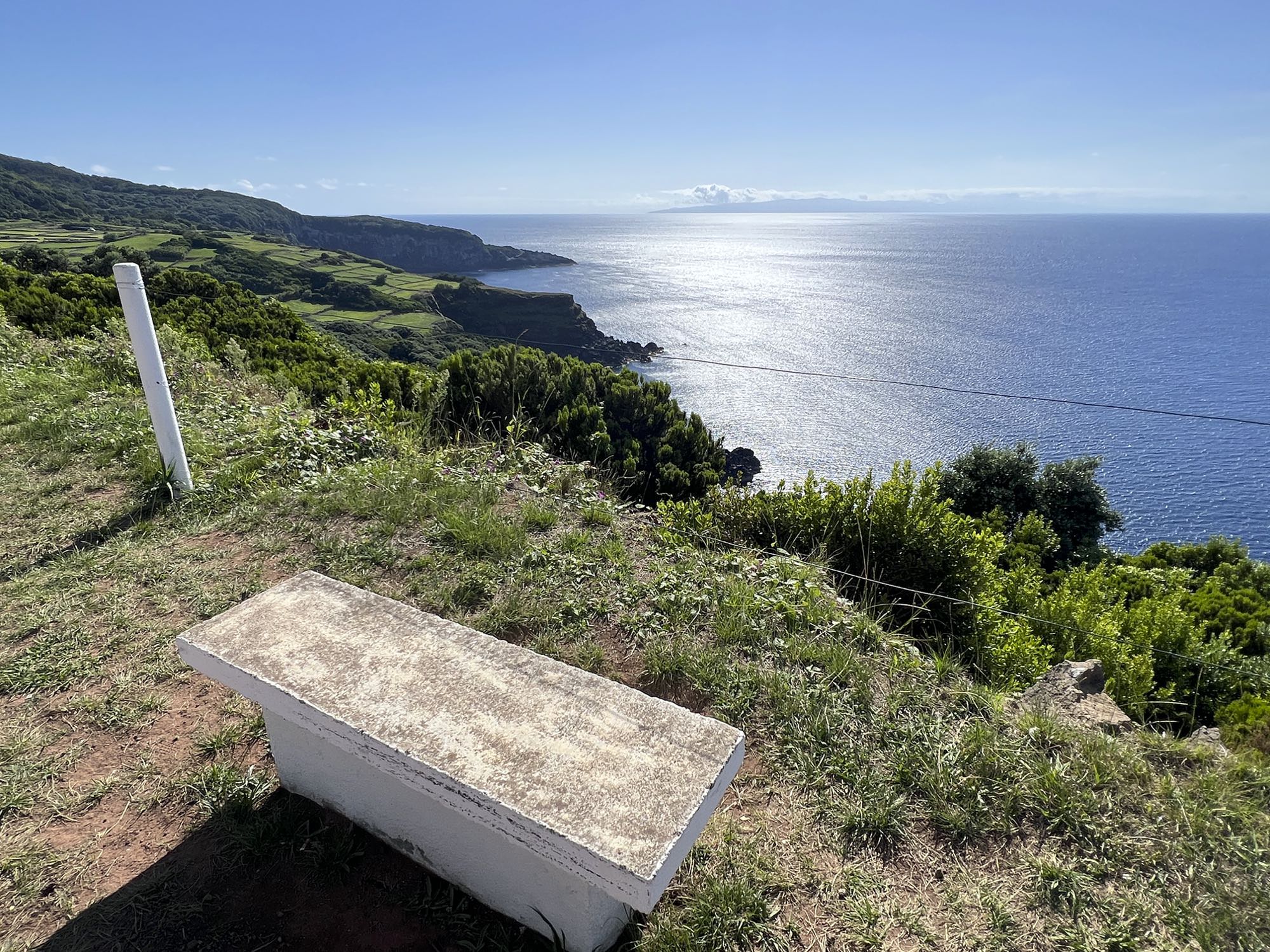 Mirando hacia atrás, hacia la costa oeste de Terceira - parte trasera São Jorge