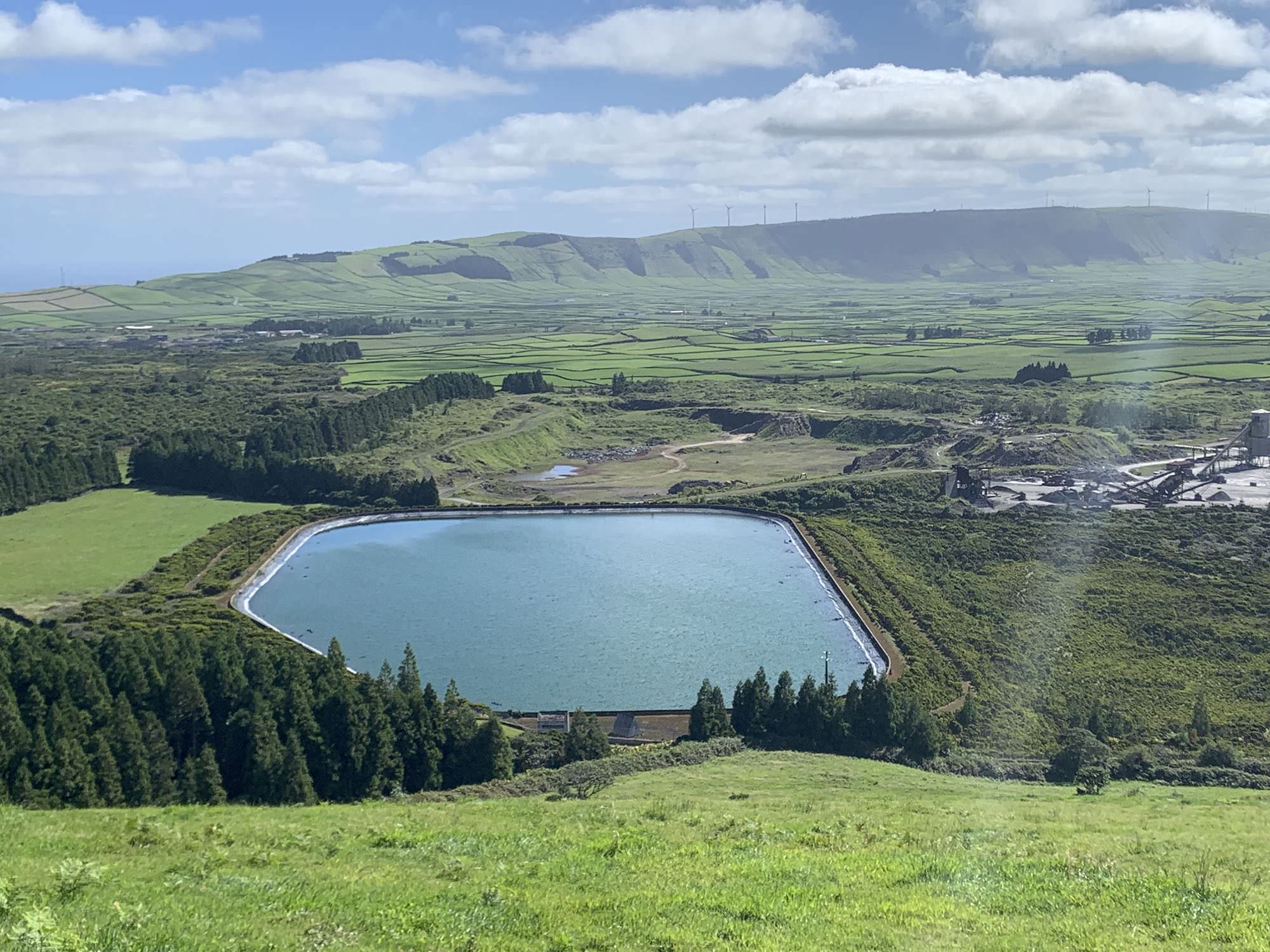 Blick beim Aufstieg zurück über den großen Wasserspeicher auf die Serra do Cume