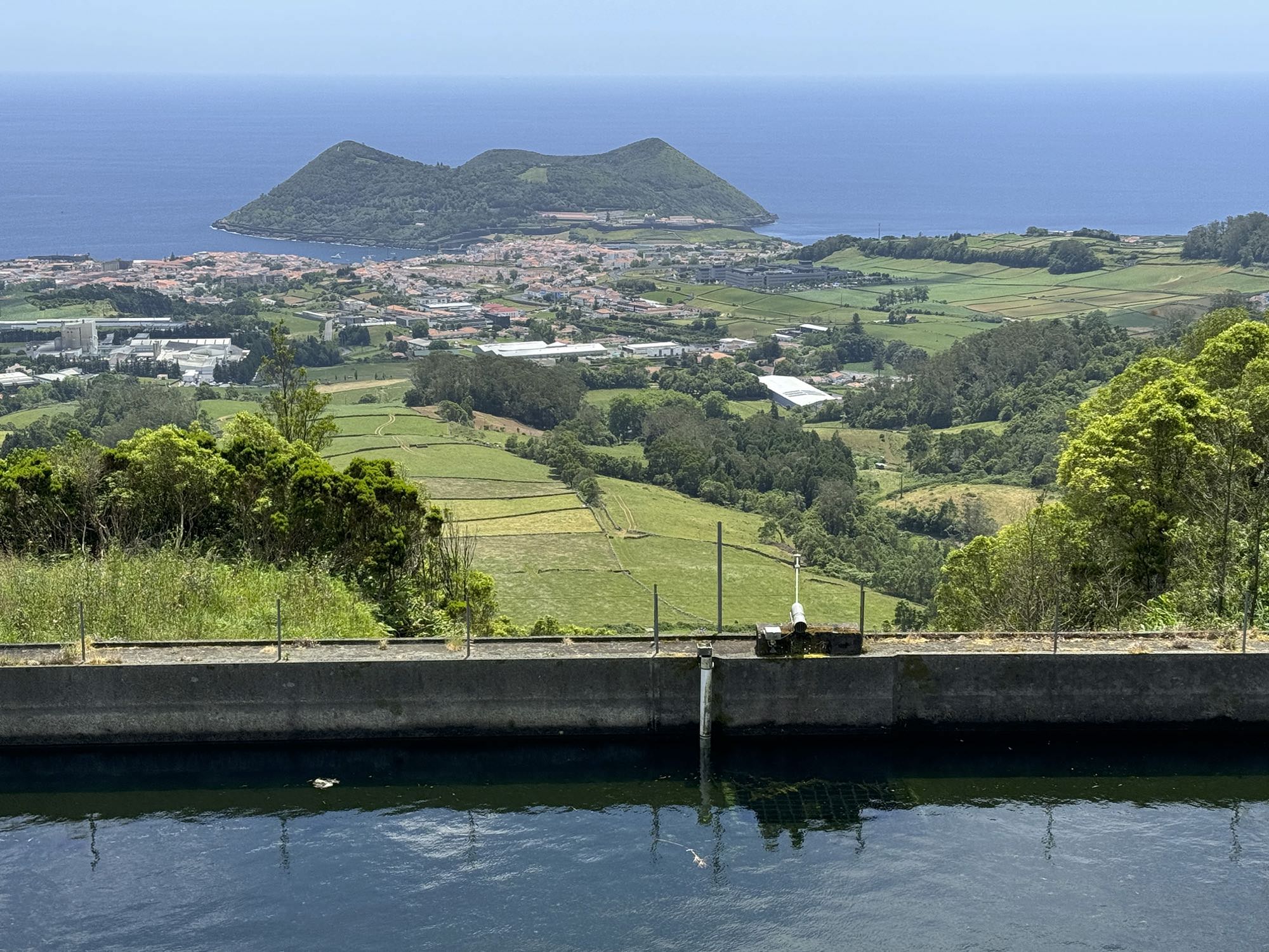 Blick vom Tanque das Costaneiras nach Angra hinab