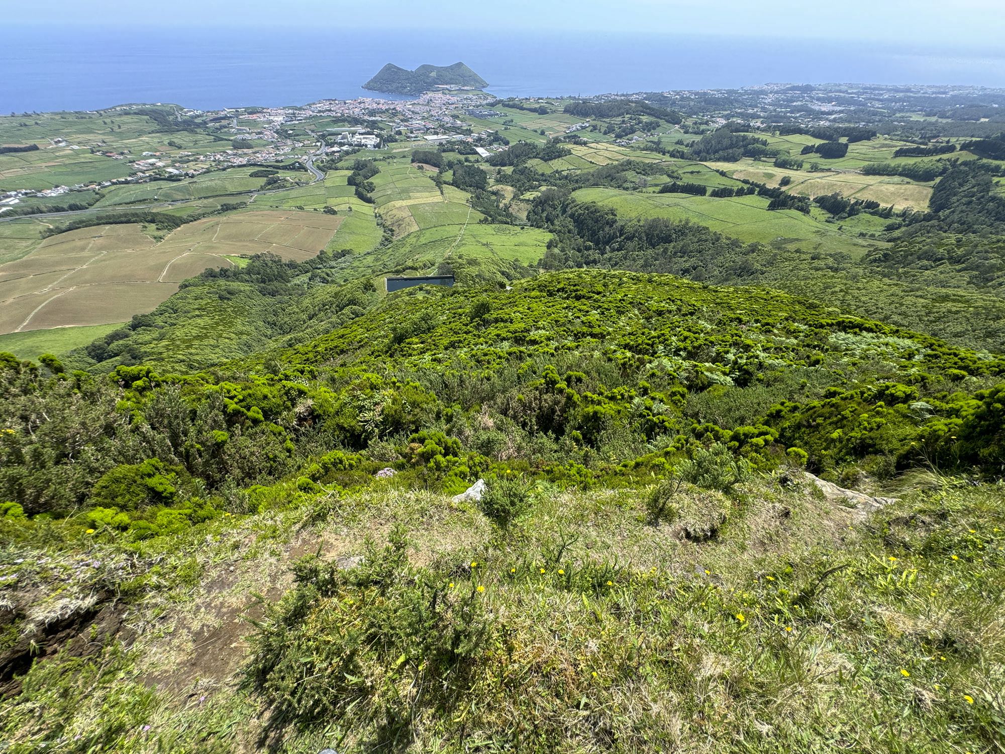 Blick von der Serra do Morião nach Angra hinab