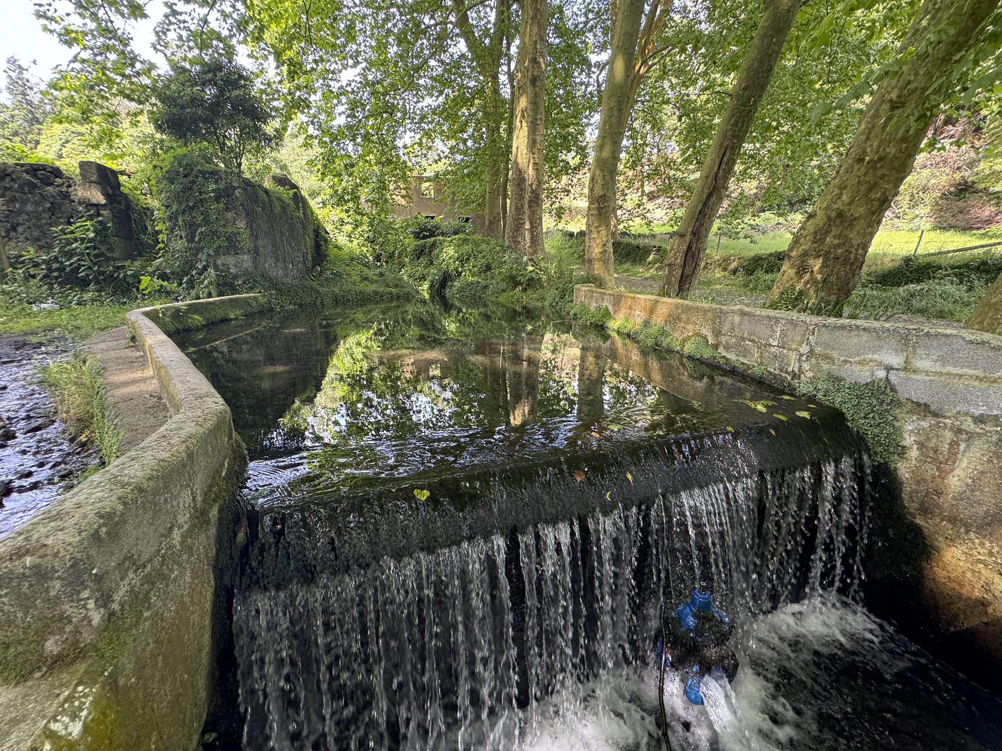 Alte Wassermühlen säumen einen Bachlauf oberhalb von Angra