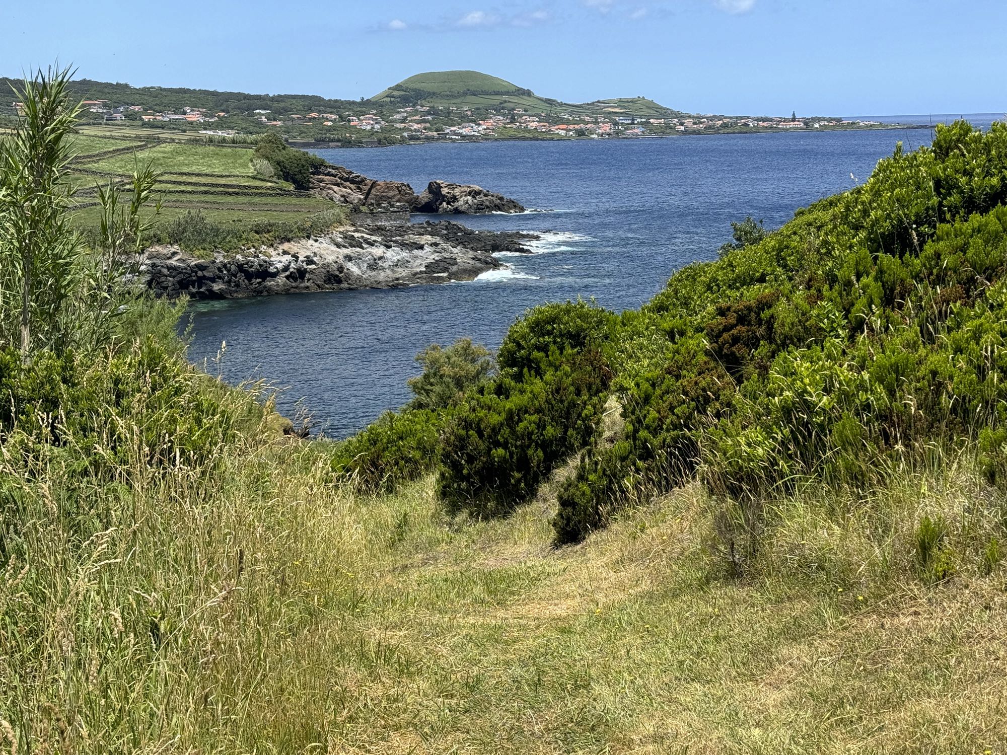 Der Wanderweg verläuft größtenteils entlang der Küste