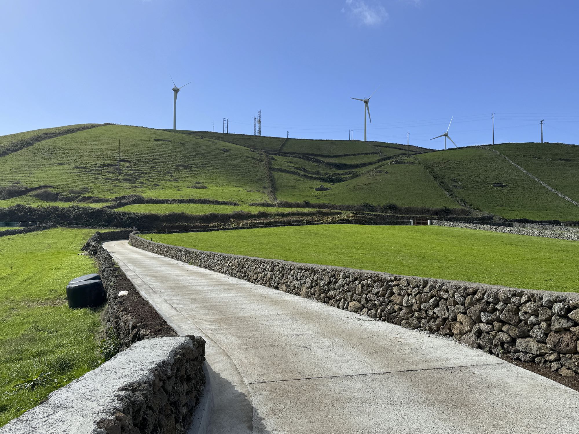 Der Windpark der Insel liegt auf der Serra Branca