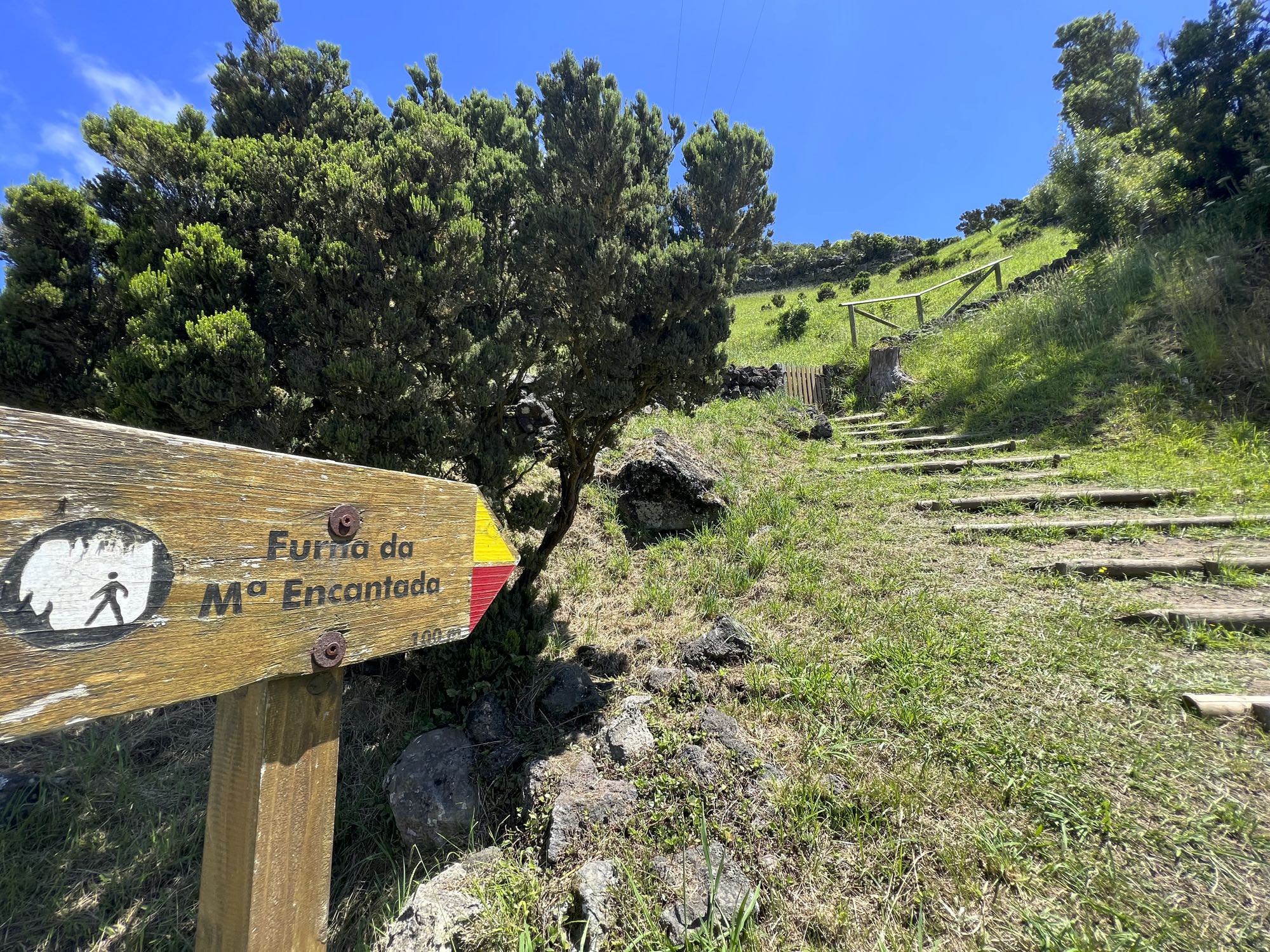 Treppenweg zur Furna da Maria Encantada