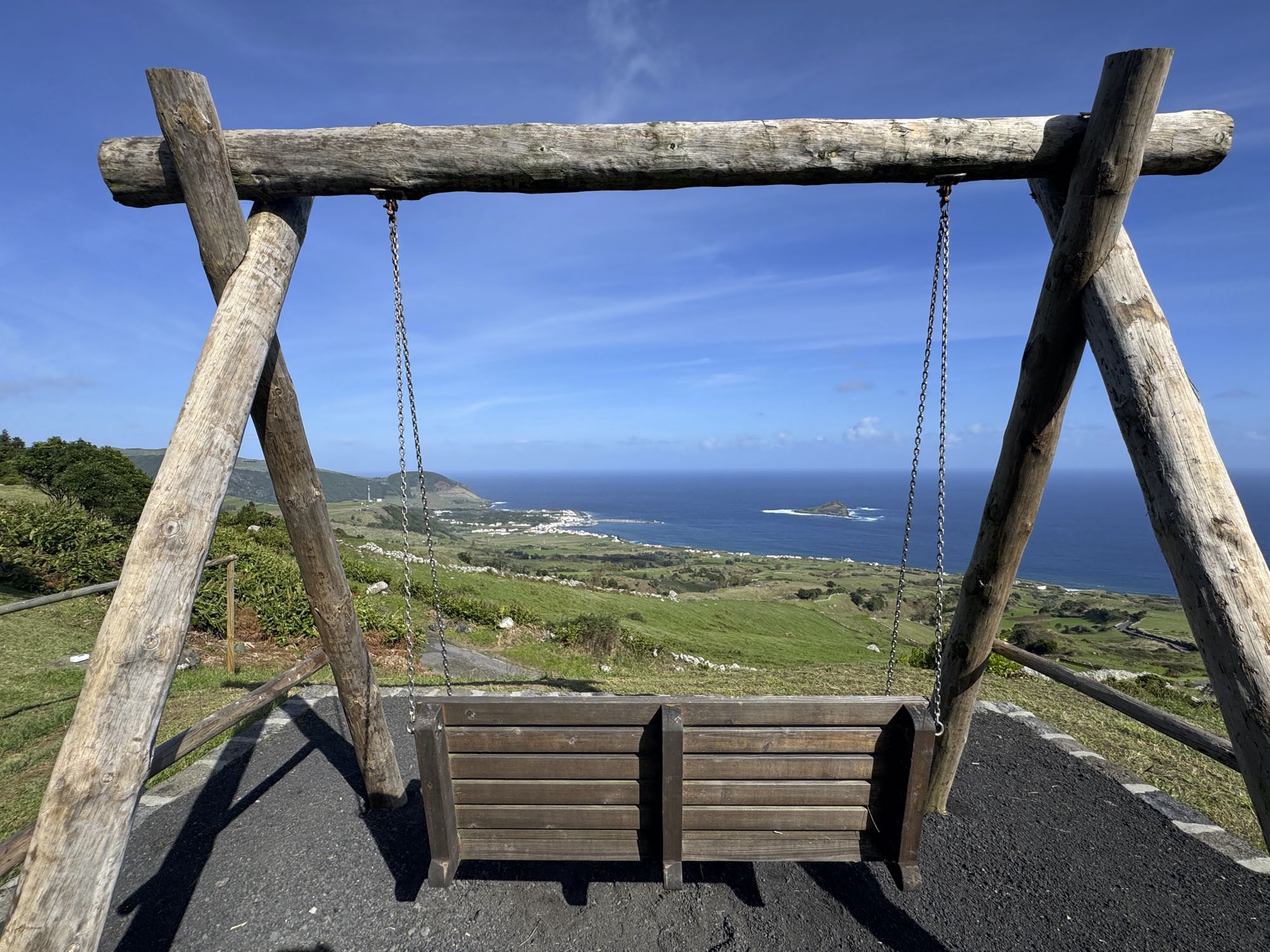 Schaukel mit Blick auf Praia de São Mateus