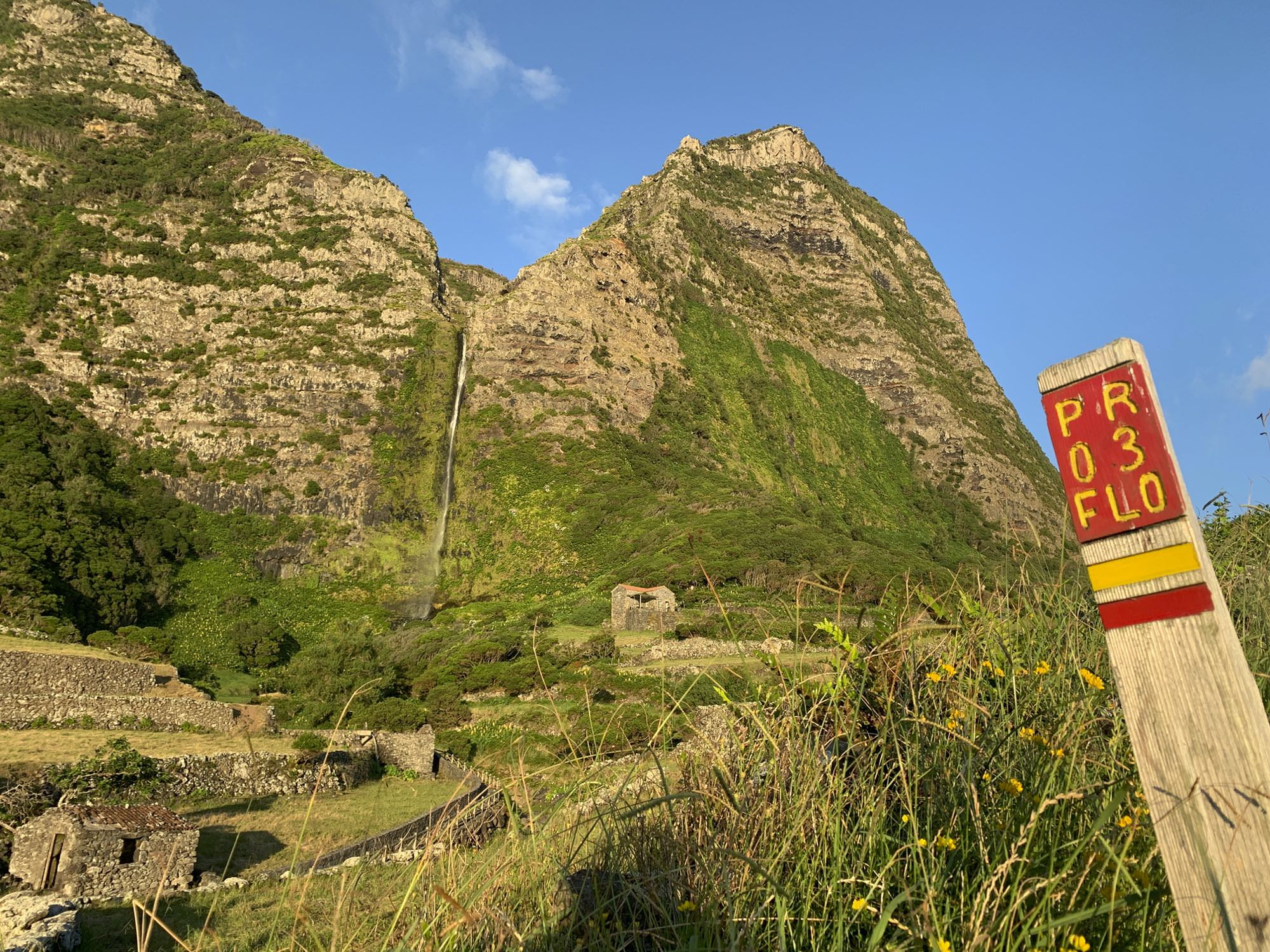 Blick zurück auf die Steilwand oberhalb von Fajã Grande