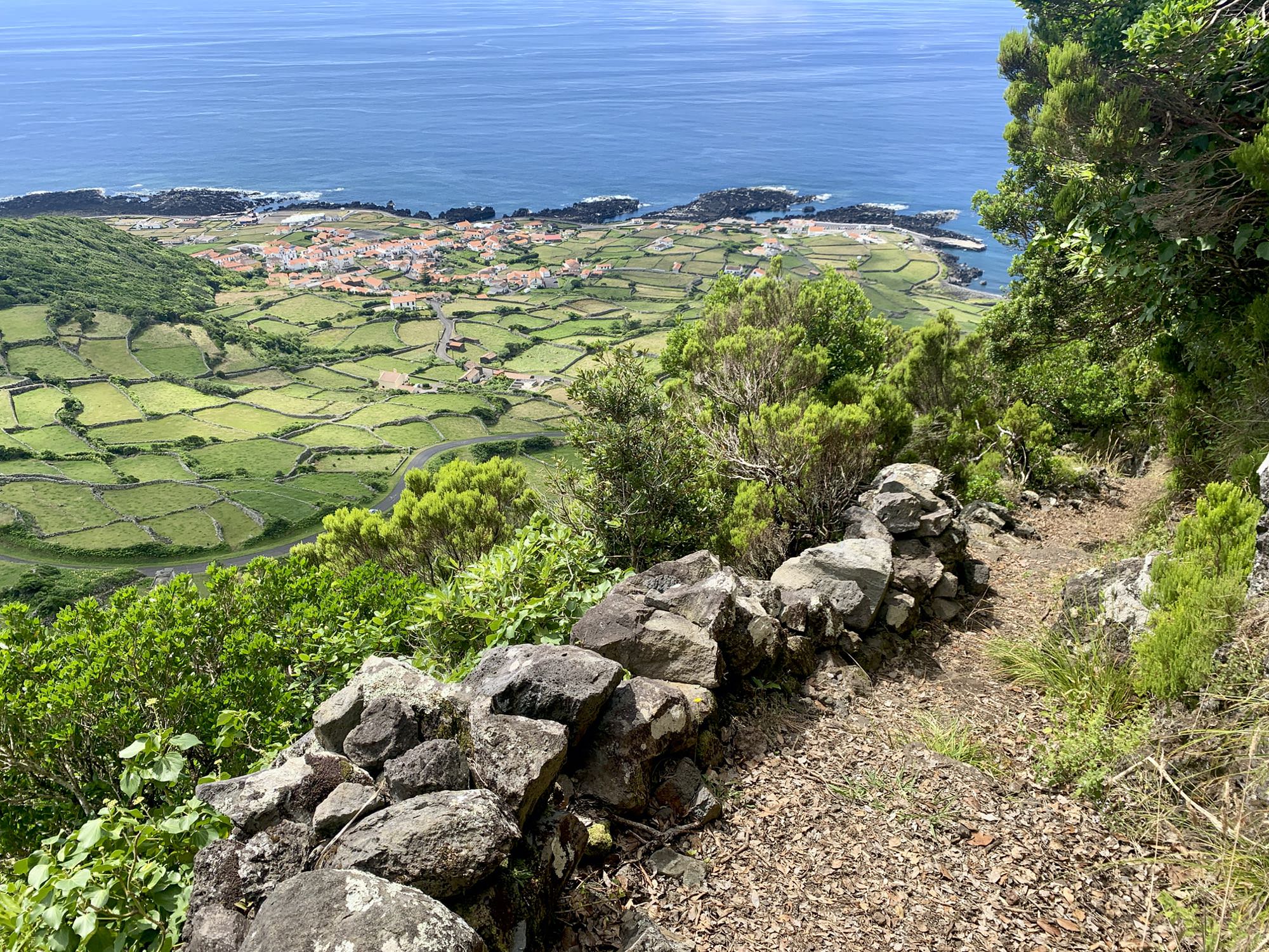 Abstieg aus dem Hochland mit Blick auf Fajã Grande